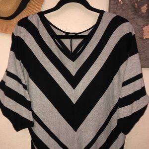 Premise Vneck sweater top. Size L
